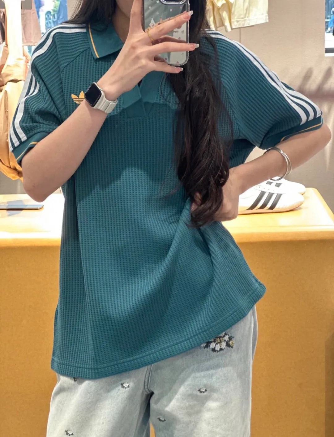 No watermark upper body renderings/chip version 𝟬𝟱𝟰𝟰𝟳# Exclusive real shot/difference between various stolen pictures and online version on the market [𝗔𝗱𝗶𝗱𝗮𝘀 Adidas clover chest embroidery for men and women Same Style𝗩 collar short sleeves] ✅Full set of 1:1 customized accessories ➕Customized three-label ➕𝗬𝘂𝗮𝗻 version hang tag ➕𝗹𝗼𝗴𝗼 packaging bag🔥 ➕Scan the tag to enter the official website. ✅Top Original version, ins Xiaohongshu Dewu Kuaishou and many bloggers wear it. ✅Adidas is a rare V-neck with no buttons, personalized setting and generous temperament, showing the elegance at a glance. ✅Three standards are customized with 270g waffle original Authentic custom-made imported fabrics for the watch, and the overall tailoring adopts three-dimensional structure tailoring! Ergonomically designed, more flexible when wearing! The cut is streamlined and streamlined, allowing you to move flexibly with your body! Integrates functionality, beauty and durability! Suitable for business, travel, leisure and many other occasions! ⭕The high version of the best products🐮is different from the junk products in the market🗯️The same picture but different prices means different versions. ❌Don’t be fooled by the same copywriters and pirated pictures from outside that mix and distribute high-luxury pictures at low prices. After comparing the quality, you will know where the gap is. Don’t lie. I don’t guarantee that my products are the cheapest, but I definitely guarantee that they are worth every penny of your hard-earned money! ‼ ️We don’t slash prices or lower prices, we supply products with care and only make high-end versions!!! Breasts Jimei must see the details of my home clearly, the pictures of my home are all real photos taken by the owner ❤️ Color: Green Size S-XXL